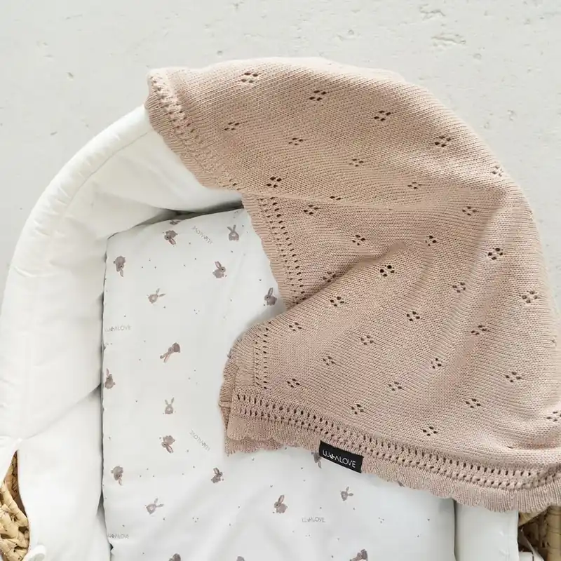 LullaLove Genombruten babyfilt 80x100 cm daisy caramel beige Populärt val