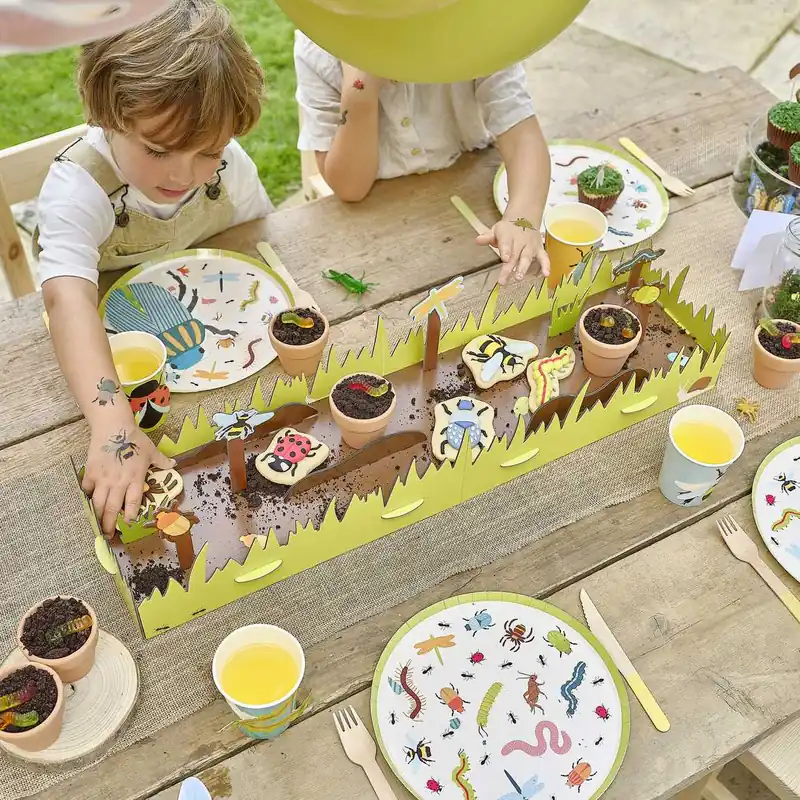 Billigare Gingerray Treat Stand Bug Hunt Grazing Board med flygande kortinsekter