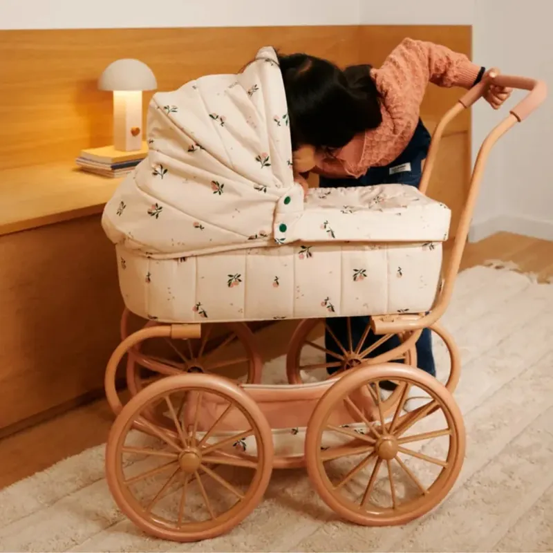 Köp nu Liewood Dockvagn Adaline Peach Sea shell
