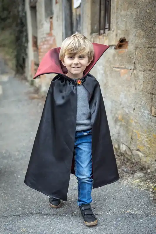 Erbjudande Vampyrcape med hög krage, stl. 4-6 år
